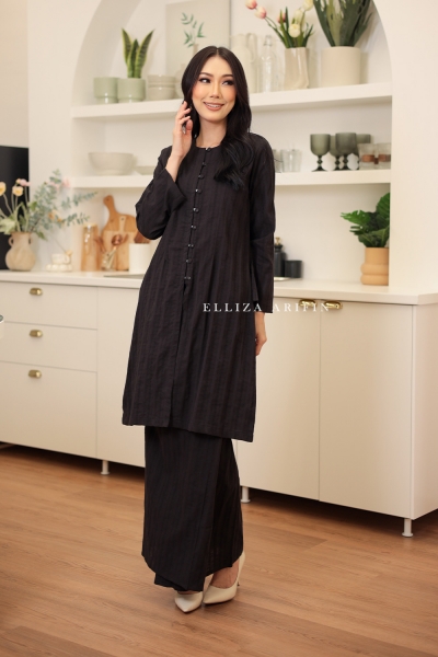 Ratna Kabarung In Black